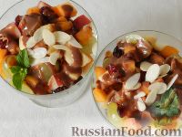 Фото приготовления рецепта: Сладкий фруктовый салат с шоколадным соусом - шаг №10