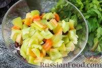 Фото приготовления рецепта: Салат с крабовыми палочками и фасолью - шаг №5