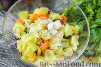 Фото приготовления рецепта: Салат с крабовыми палочками и фасолью - шаг №6