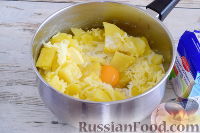 Фото приготовления рецепта: Картофельная запеканка с фаршем и грибами - шаг №7