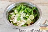 Фото приготовления рецепта: Салат с тунцом, нутом и стручковой фасолью - шаг №5