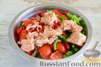Фото приготовления рецепта: Салат с тунцом, нутом и стручковой фасолью - шаг №8