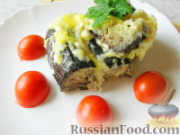 Фото к рецепту: Запеченные баклажаны с сыром и яйцом, под сметано-майонезным соусом