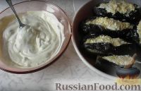 Фото приготовления рецепта: Запеченные баклажаны с сыром и яйцом, под сметано-майонезным соусом - шаг №6