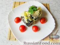 Фото приготовления рецепта: Запеченные баклажаны с сыром и яйцом, под сметано-майонезным соусом - шаг №7
