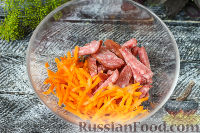 Фото приготовления рецепта: Салат с копчёной колбасой - шаг №2