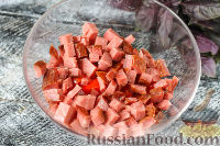 Фото приготовления рецепта: Салат "Гусарский" с колбасой и помидорами - шаг №3