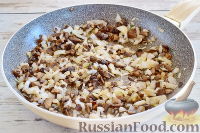 Фото приготовления рецепта: Салат "Леший" с грибами, курицей и орехами - шаг №5