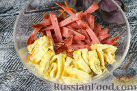 Фото приготовления рецепта: Салат "Быстрее некуда" с колбасой и сыром - шаг №6