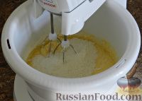 Фото приготовления рецепта: Белковый омлет с брокколи и сыром - шаг №3