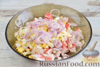 Фото приготовления рецепта: Салат с крабовыми палочками и морской капустой - шаг №5