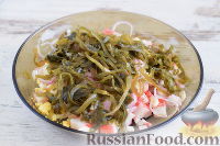 Фото приготовления рецепта: Салат с крабовыми палочками и морской капустой - шаг №6