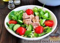Фото приготовления рецепта: Овощной салат с тунцом - шаг №6