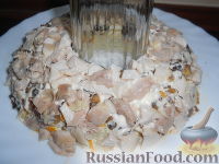 Фото приготовления рецепта: Слоеный салат с курицей и красной смородиной - шаг №10