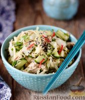 Фото к рецепту: Салат с курицей и огурцами (по-азиатски)