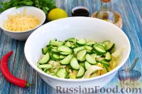 Фото приготовления рецепта: Салат с курицей и огурцами (по-азиатски) - шаг №2