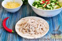 Фото приготовления рецепта: Салат с курицей и огурцами (по-азиатски) - шаг №4