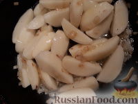 Фото приготовления рецепта: Жареный картофель с луком - шаг №5