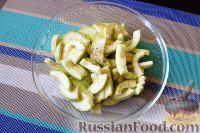 Фото приготовления рецепта: Салат из кабачков, с вялеными томатами и кедровыми орешками - шаг №3