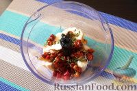 Фото приготовления рецепта: Салат из кабачков, с вялеными томатами и кедровыми орешками - шаг №6