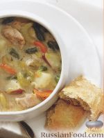 Фото к рецепту: Густой куриный суп с овощами и сырными хлебцами