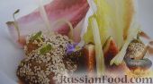 Фото приготовления рецепта: Салат из маринованного лука с колбасой - шаг №11
