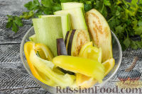 Фото приготовления рецепта: Салат с сельдью, картофелем, яблоком, свёклой и клюквой - шаг №6