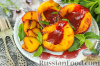 Фото к рецепту: Персики гриль с малиновым соусом