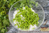 Фото приготовления рецепта: Салат с рисом, зеленым горошком и перцем - шаг №3
