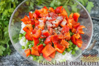 Фото приготовления рецепта: Салат с рисом, зеленым горошком и перцем - шаг №5