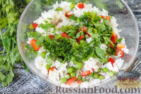 Фото приготовления рецепта: Салат с рисом, зеленым горошком и перцем - шаг №6