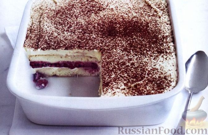 Десерт тирамису с маскарпоне, сливками и сметаной