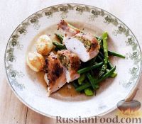 Фото приготовления рецепта: Слоеный салат с курицей и красной смородиной - шаг №3