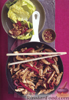 Фото к рецепту: Жареные кусочки курицы в салатных листьях