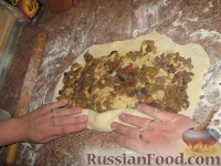 Фото приготовления рецепта: Дрожжевые рулеты с мясом и грибами - шаг №6