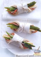 Фото к рецепту: Сэндвичи с лососем, сыром Бри и спаржей