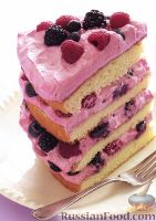 Фото к рецепту: Ванильный торт со взбитыми сливками и свежими ягодами