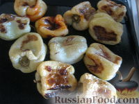 Фото приготовления рецепта: Перец  печеный в чесночном соусе - шаг №3