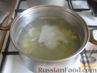 Фото приготовления рецепта: Суп с цветной капустой и горошком - шаг №3