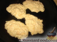 Фото приготовления рецепта: Сырные оладушки - шаг №7