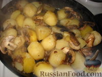 Фото приготовления рецепта: Картофель с шампиньонами - шаг №6