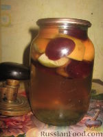 Фото приготовления рецепта: Компот из слив и яблок на зиму - шаг №3