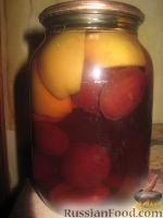 Фото приготовления рецепта: Компот из слив и яблок на зиму - шаг №6