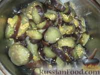 Фото приготовления рецепта: Баклажаны консервированные с базиликом - шаг №4