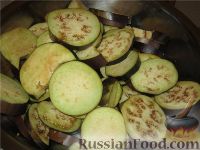 Фото приготовления рецепта: Баклажаны консервированные с перцем и помидорами - шаг №3