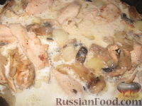 Фото приготовления рецепта: Фрикасе из курицы с грибами по-испански - шаг №7