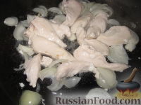 Фото приготовления рецепта: Фрикасе из курицы с грибами по-испански - шаг №3