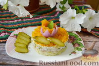 Фото к рецепту: Слоеный салат с горбушей и маринованными огурцами