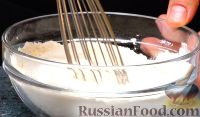 Фото приготовления рецепта: Простой бисквитный рулет с голубикой - шаг №2