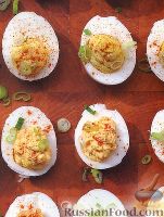 Фото к рецепту: Пикантные фаршированные яйца